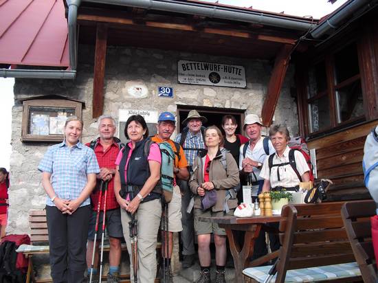 Gruppenbild vor der Bettelwurf-Hütte im Karwendel