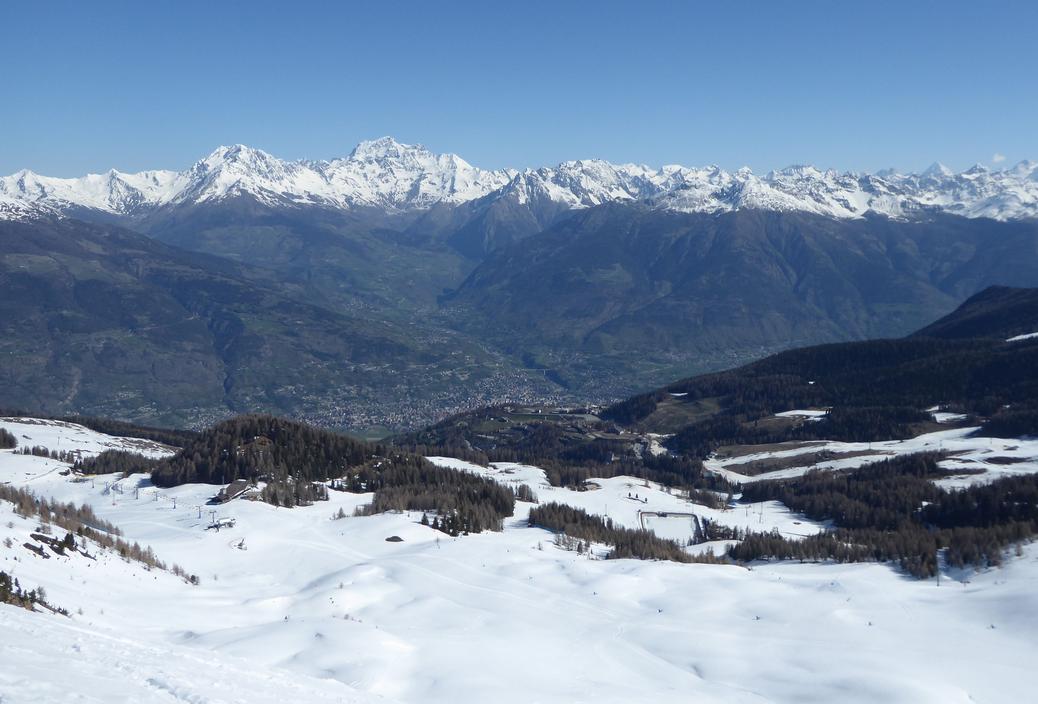 Blick über Aosta zum Gran Combin