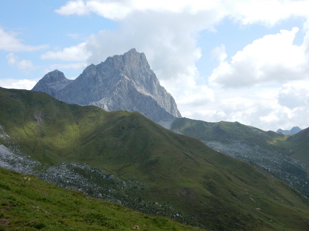 Sulzfluh (2818 m) und Carschinahütte (rechts, 2221 m)